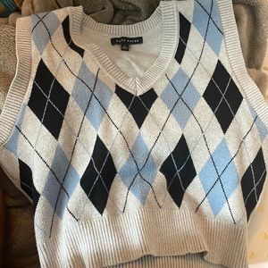 Thick sweater kinda short,no sleeves